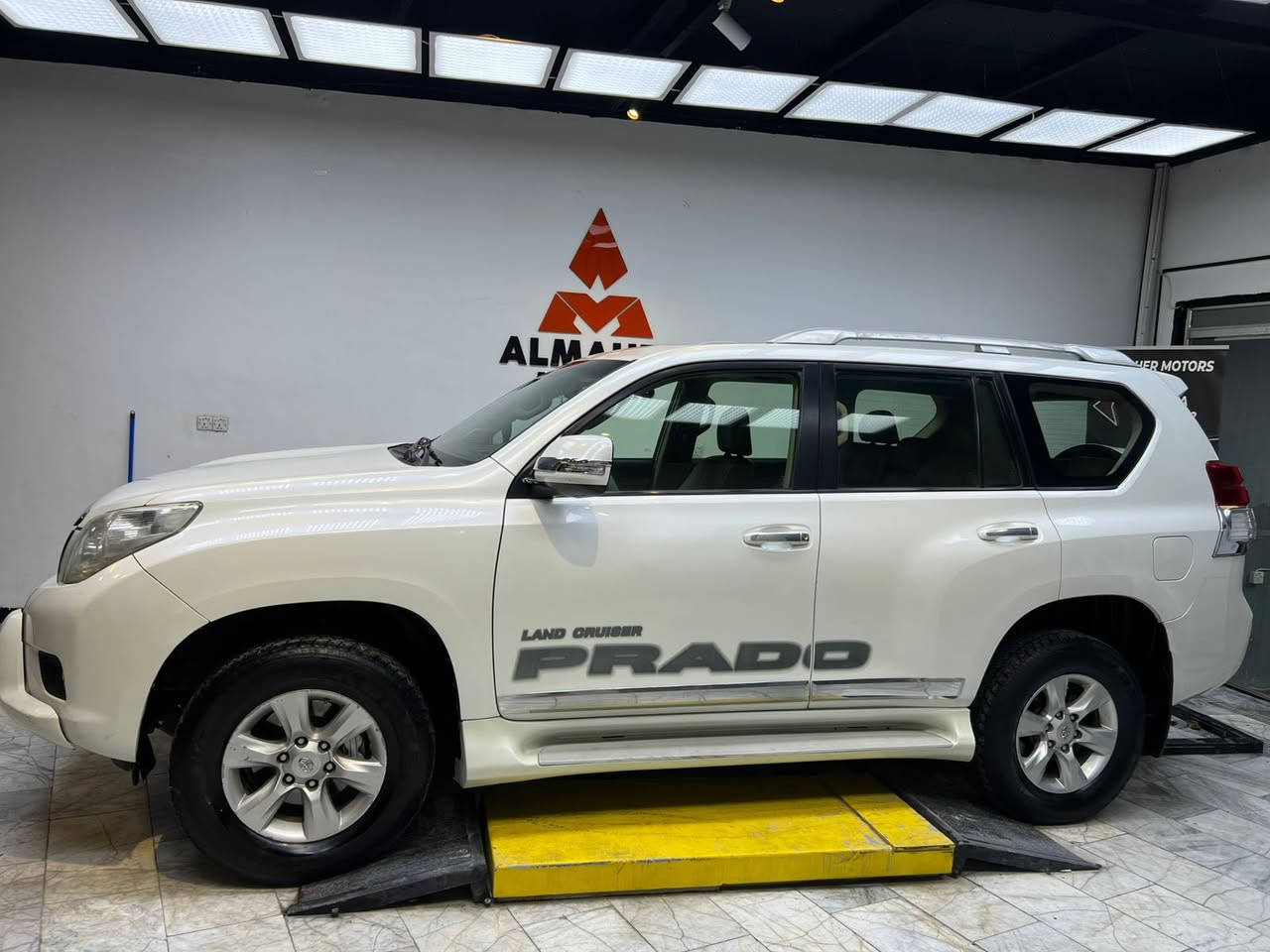 برادو ابيض موديل 2012( سرداري )
مواصفات  : TXL
. محرك 4000 ، 6 سلندر
. بصمة عدد 2
 . فتحة .
 . ثلاجة . 
. تبريد 3 قطع 
. فور ويل . 
. اشاير بل المري 
. مري شفط
. كراسي جلد بيجي 
. تحكمات ستيرن فول
 . 7 راكب
.السيارة جاهز و جدا جديده
* مكفول من الصبغ والتبديل والبارد ✅
دعامية امامية مصبوغ للجماليه بدون ضرر
* المحرك والكير و إكسال بحالة الوكالة ✅
السيارة ماشية 167 الف كيلو حقيقي
. رقم بغداد مشروع موازي وبسمي
. السعر ( 290 $ ) ورقة💰
. عنواني بغداد الحرية
. رقم الهاتف ( ‭0786 399 4686‬ ) 📍غير متواجد على الفيس اتصال فقط
