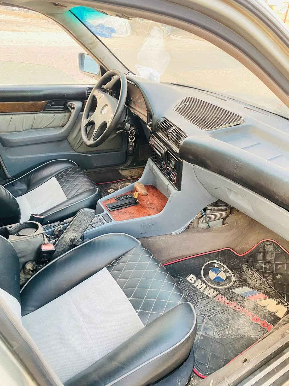 السلام عليكم
بي إم دبليو 525i مكينه مسكر عدله موديل 1990 مكينه وكير خير من الله ترايك للبصره 
رقم بغداد إنجليزي باسمي تحويل ثاني يوم 
تخم ويل وتاير خليه جديد 
حداديه خير من الله 
منضومه تبريد كامله ناقصه بس كمبريسر  الباقي كله مبدل جديد
السياره احلى من الصور و مواصفاته معروفه 
السعر 48 
مكاني حله ورديه 
***********
