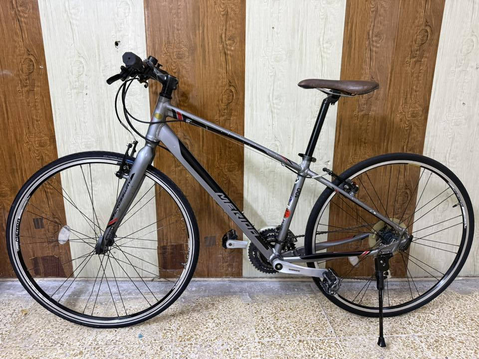 دراجة هوائية شريكة MERIDA 

صنع في تايوان 🇹🇼 

القياس 28/c700

المعدن ألمنيوم 

قياس الفريم 41cm

السستم شيمانو ياباني

المكينة 3/8

النقال الأمامي شيمانو تورني 

النقال الخلفي شيمانو التوس 

الوياله طخم واحد شريكة MERIDA 

السعر 140 الف دينار 

عنوان المحل موصل أيمن تقاطع شارع كنيسة الساعة🚴🏻‍♂️🚴

يوجد توصيل 🚚 كافة محافظات العراق 🇮🇶 

☎️***********
