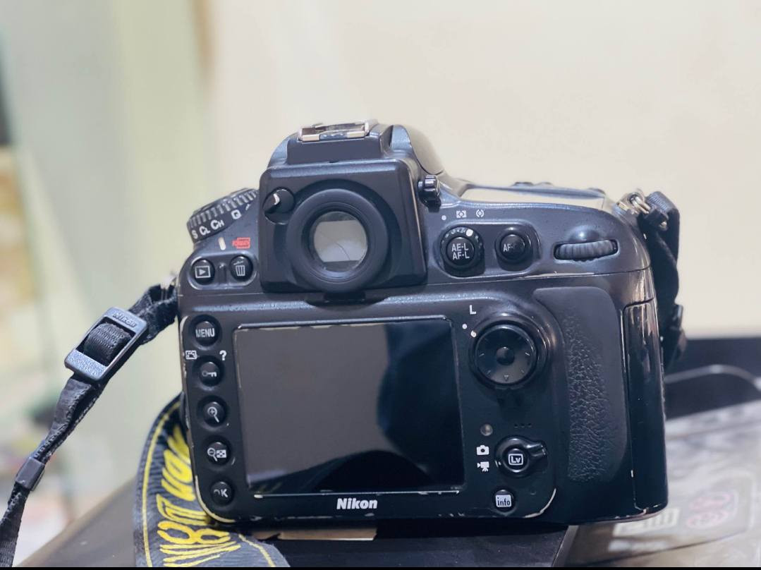 كاميرا نيكون D800e فول فريم نظافة ٧٠٪؜ ، باب الباتري نقص ما ياثر على الاستخدام
مع سيت عدسات إحترافية وكافة الملحقات
العدسات:-
* عدسة 50mm F1.8D Nikon فتحة 1.8
*عدسة Sigma EX DG 24-70mm F2.8
*عدسة Nikon ED AF-D 80-200 F2.8

الملحقات؛-
باتري اصلي، رام SDXC Lexar GOLD 633x 32GB، حزام اصلي، جنطة نيكون مقسمة ماركة, فلاش TT600 godox
مكان الموصل واكو توصيل
هاتف ***********
#السعر_خاص
