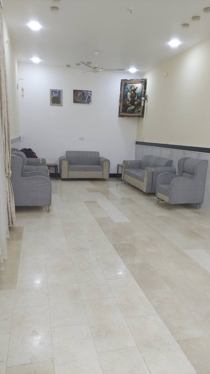 دار للبيع خلف كراج بغداد ركن على ساحه بناء2024
 مساحة 188م واقع حال 88م بالطابو طابقين 
الطابق الاول 
أستقبال9*4 
كراج 8*4
مطبخ 4.5*4 
صاله 8*4 
غرفه 5*4 
مجمع صحيات داخلي وخارجي مع ممر ومنور
الطابق الثاني 3غرف نوم
 غرفه 8*4 
غرفه5*4
غرفه 4*4 
صاله 5*6
 ومجمع صحيات مع مخزن في الطابق الثالث البناء درجه اولى طابوق كورنكريت مرمر فول مواصفات السعر 230مليون مع المجال
***********رقم صاحب الدار
