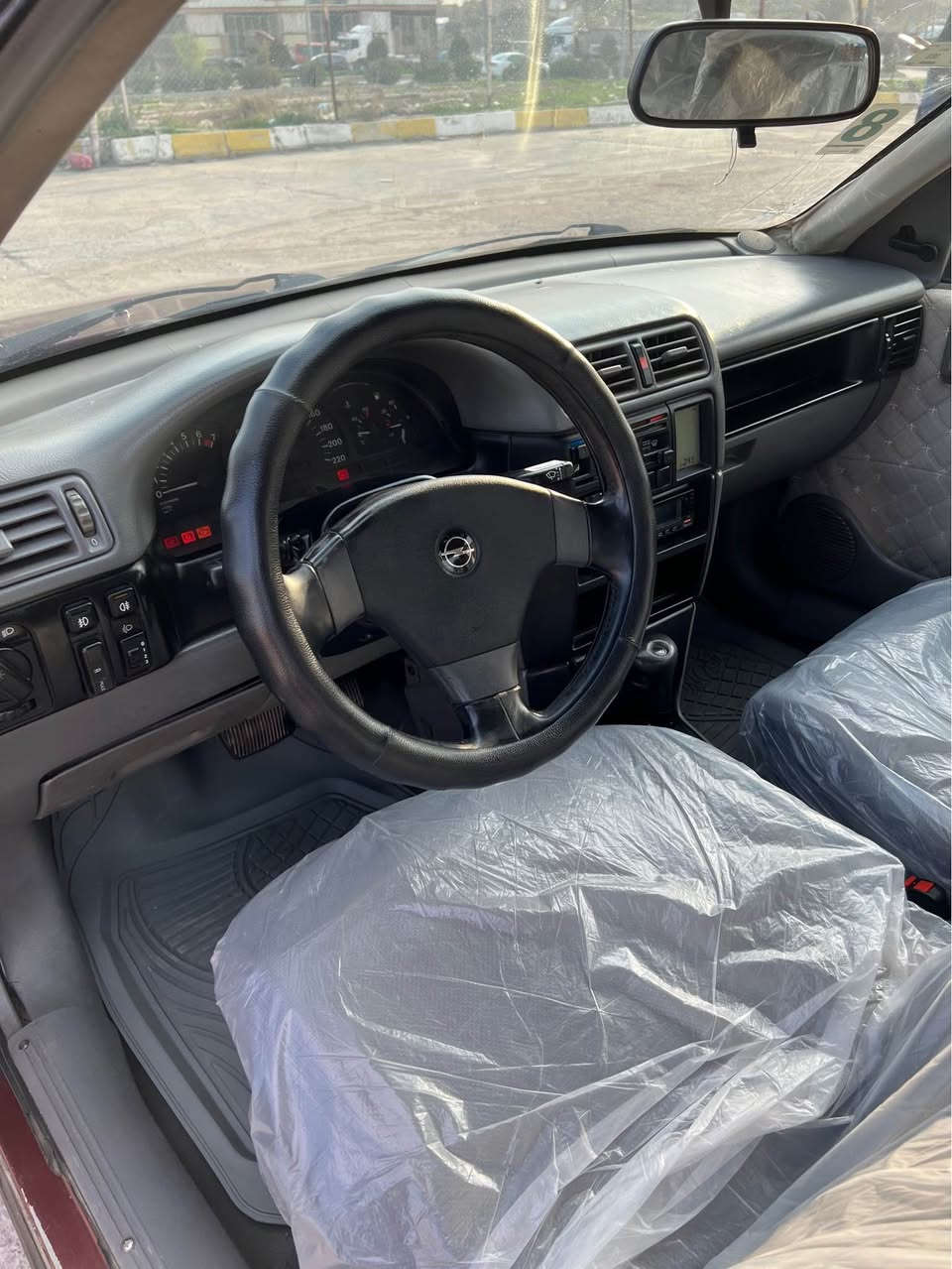 اوبل فكترا 1993  گیر تۆماتیک مکینر گیر بەشەرت
عام بەخ لەسەر ساغەی تەنها ٣٩ وەرقە
پشتو پێشی کەپسە بی لیدان مکینە ٢٠ بەشەرت 
سیارەکە لەسەر دەقی بیلاد ماوە سنوی بەسەرجووە
وکالەو تحویلی بەشەرت  تەخم تایە نوێیە مسروفی نیە
تەنهاو تەنها ٣٩ وەرقە ومجالی برایانە 
***********…. أربيل, العراق
