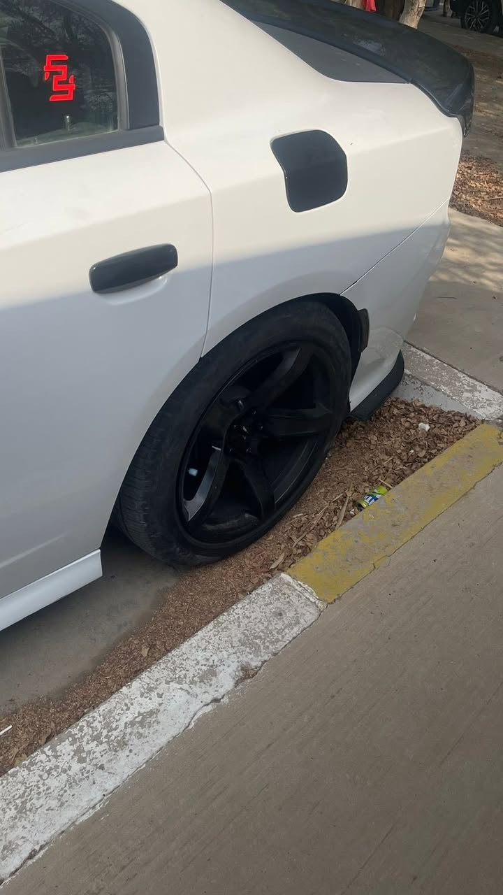 السلام عليكم
جارجر ار تي سوبر تراك فول للاخير
للي يدور حادث نظيف
السيارة حادثها باب سايق بس
بدون تكمه بدون دوسه الباب فقط
موديل 2015
ماشية 82 
رقم بغداد باسمي
فتحة
كشنات جلد وكنتارا
كهرباء
ويل نجمة خسفة قوية
لدات زراعة تحكم الوان
دشبول لد تحكم الوان
داون بايب ستيل
دبات فورتك ريموت
اكسل قفل
عليها برمجة طلال ورشة 4Brothers
حدادية جديدة كله اصلي
فريز وكمبريسر جديد اصلي
زوج تايرات جديد  
قمارة اسود بلاد
كماليات مختنكة السيارة

السيارة نشطة واكفل نشاطها ك كير ومكينه ويم اي ابو سونار 
كلشي بالسيارة جديد مبدله بيدي بس صار عندي سفر طارئ علمود الماجستير 
للبيع فقط بدون مراوس 

السعر خاص
او تتصل بيه  ***********
