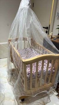 سرير طفل • كرسي هزاز • مكنسة كهربائية