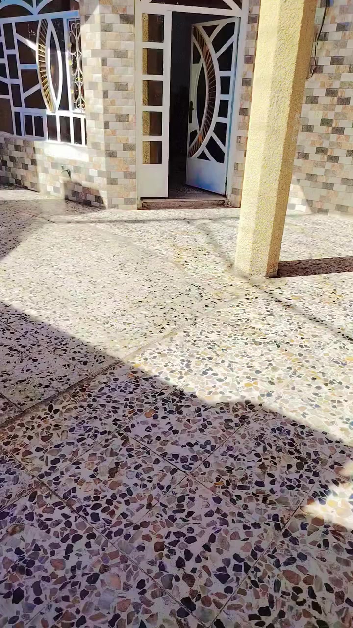 السلام عليكم بيت مساحة 200 متر 10 في 20 طابق واحد مجاري خطين يحتوي ع غرفتين كبار وصالة داخلية 9 متر في 4 ونص واستقبال 6ونص في 4ونص ومطبخ 4ونص في 4ونص في  منطقة بوب الشام بعد الثعالبة مباشر كاع حجي رمضان جنس الأرض طابو زراعي سند 25  للبيع خدمات كاملة مجاري تبيط ارصفة  للتواصل ***********
