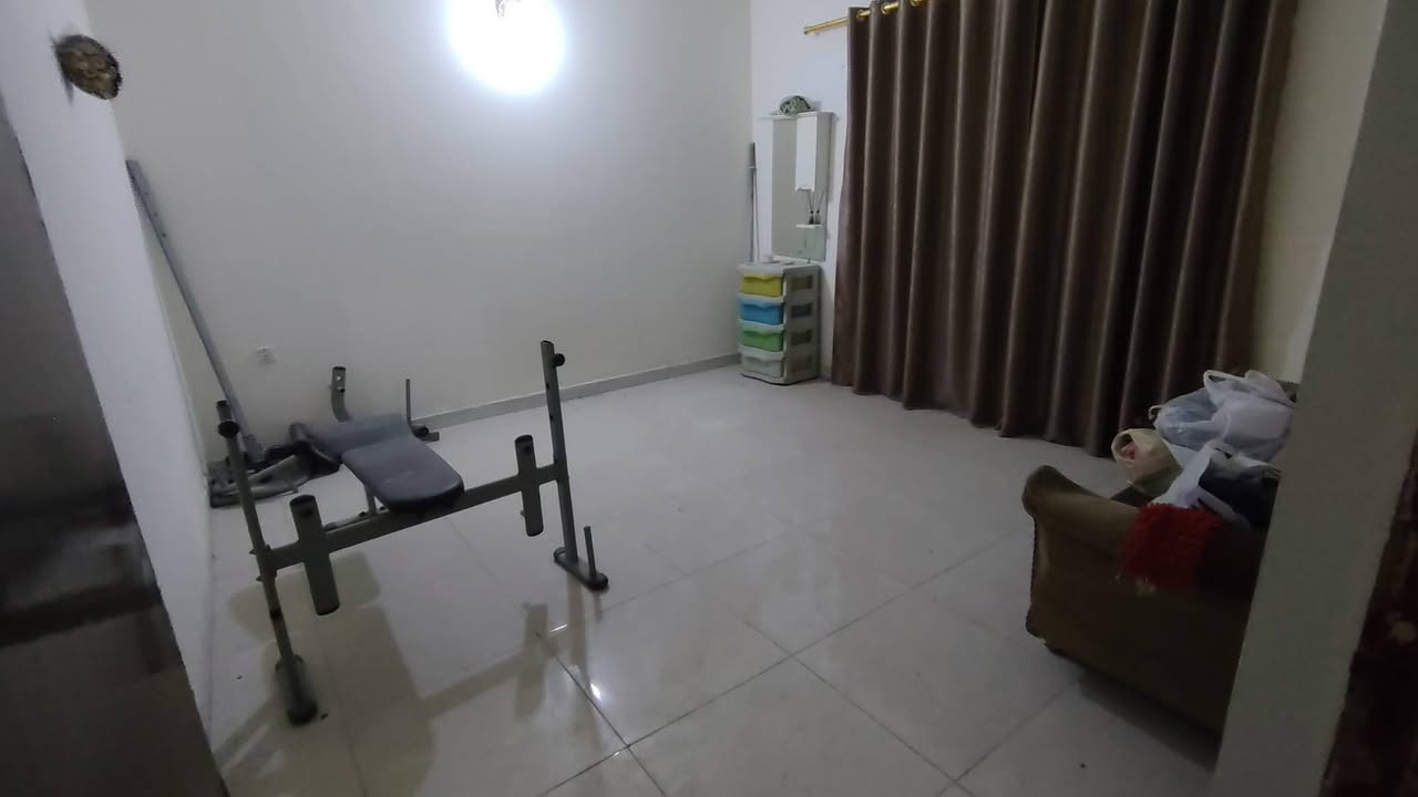 السلام عليكم
بيت للبيع ١٤٠ متر واجهة ٧ نزال ٢٠ 
محلة ٨١١ قرب السريع 
الطابق لارضي كراج حديقة صاله غرفة حولي مطبخ حمام ومخزن صغير 
الطابق الاول غرفة وحمام 
البيت بيه سطحين 
عكادة 
للاستفسار *********** فقط وتس اب 
سعر البيت ٢٢٥ مليون
