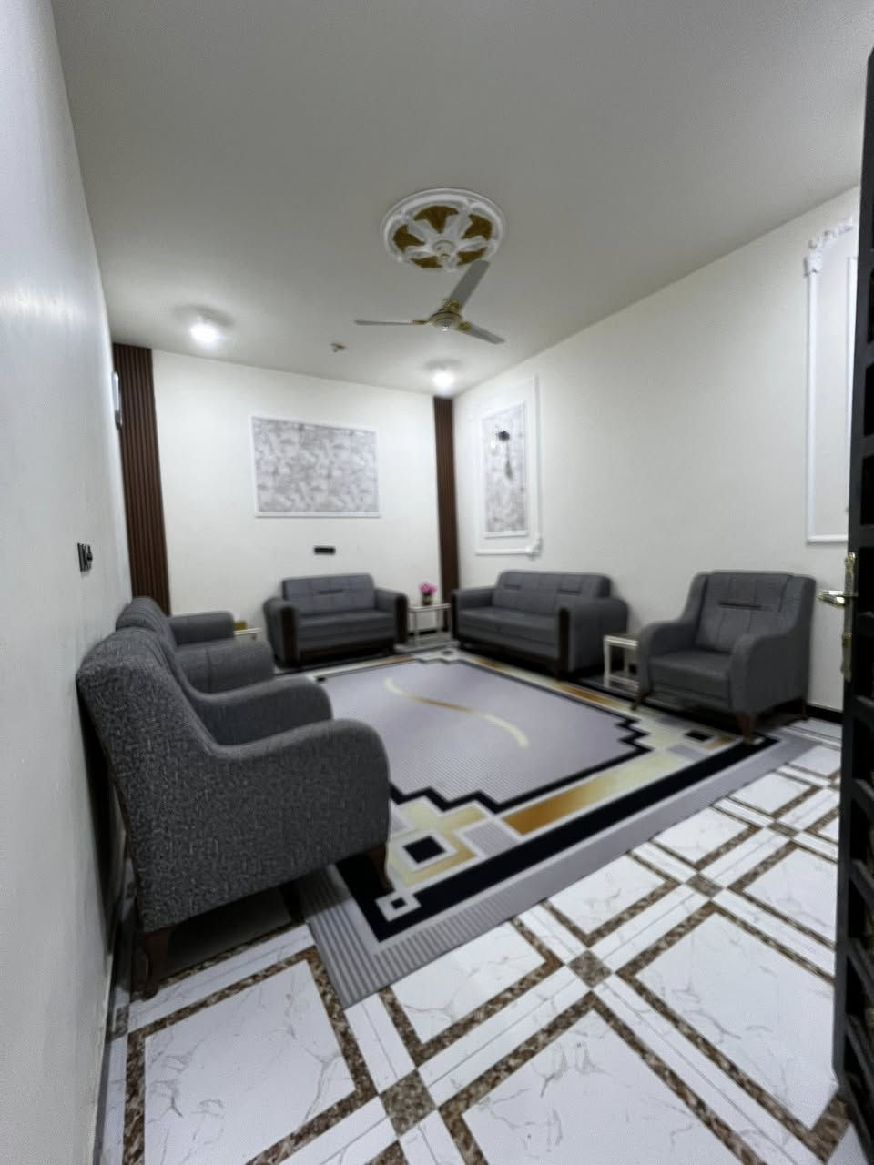 سلام عليكم بيت مساحة 200متر طابو صرف زراعي ♦️
يحتوي عله ♦️
كراج+ديوان+صاله استقبال +غرفتين +مطبخ+صحيات خارجيه وداخليه+♦️
بناء البيت سنه2025♦️
موقعه♦️ابي الخصيب/طريق الصحراء 
الهاتف /***********حسين
