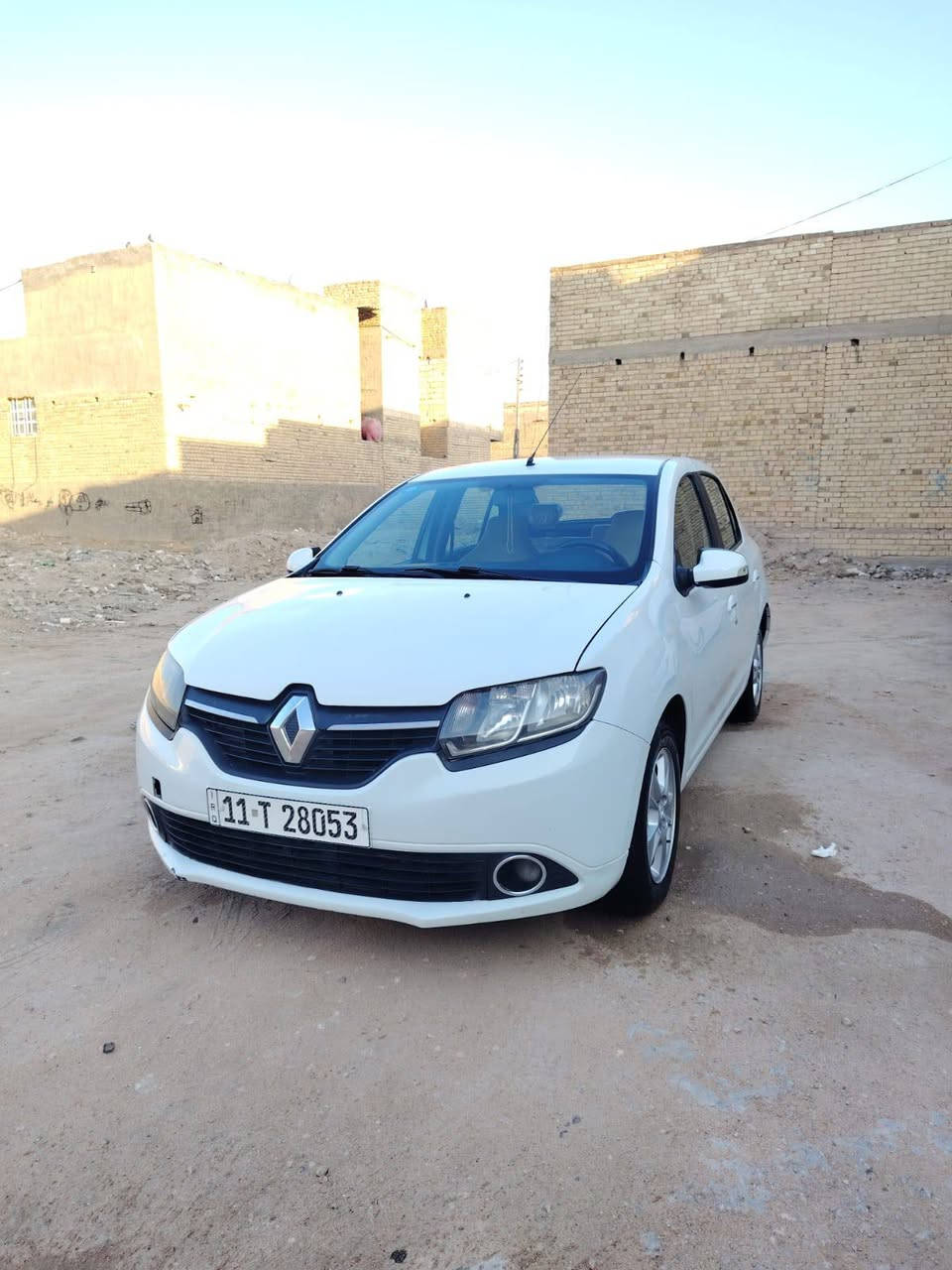 السلام عليكم رينو سنبل موديل 2017 للبيع رقم بغداد نكليزي تحويل ثاني يوم هزه جديده سنويه جديده السياره مكفوله من الضربه والصبغ مكينه كير حداديه تخم تاير تبريد مكفولات السياره جاهزه كل نقص مابيها السعر 74وبيها مجال حك الجيه  مكاني كربلاء مكلف بنشر رقم الهاتف ***********
