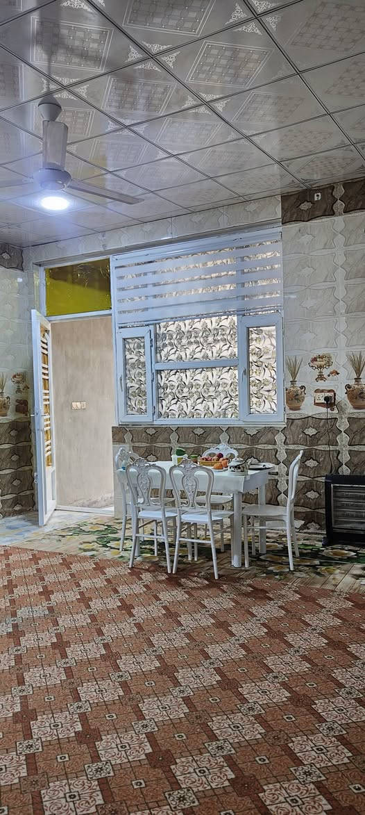 ياالله بيت مساحه 300مترطابو زراعي سند 25بناء طابوق والسقف كونكريت
يحتوي على غرف عدد 2وستقبال ومطبخ وصاله وصحيات داخليه وخارجيه العنوان طوريج حي الجمعيه شارع هيله بت الكاظم 

خدمات كامله ماء ومجاري وتبليط 

معروض لدى مكتب بيروت للعقار الكائن في طوريج حي الجمعيه 

الستفسار ***********++***********
