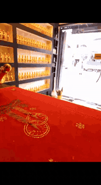 عطر بكرات روج Baccarat Rougeالملقب بالعطر الذهبي 👑عطر يحمل بين طياته المعنى الحقيقي للقوة والتميز ليستحضر في أذهاننا الكريستال النقي الممزوج بالذهب عيار 24 والذي ينصهر تدريجا عند 540 درجة مئوية للحصول على زجاجة عطر تتميز بلونها القرمزي.عطر Rouge 540 Baccarat عطر تفوح منه روائح تأسر الحواس مثل الياسمين والزعفران والعنبر والمعادن وخشب الأرز.جاء هذا العطر الفاخر والغني بروائح الياسمين والعنبر والزهور والأخشاب احتفالا بمرور 250 عاما على إنشاء مصنع الكريستال الفرنسي الشهير شاهدا على الحفلات الملكية الفاخرة.ويستحضر هذا العطر الطبيعة الساحرة الكامنة في الإنسان والطبيعة، حيث تدخل في تركيبه مواد خام تتحول إلى روائح تأسر الحواس. وقد حظي هذا العطر الأسطورة بإنتشار عالمي واسع فاق كل التوقعات لدرجة أنه انفطع أكثر من مرة بسبب تنامي الطلب المتزايد الذي فاق كل التوقعات وذلك بفضل روعة توليفة العطر المتناغمة لمكونات عالية النقاء والجودة مثل الياسمين والزعفران و البرتقال الأحمر مع العنبر الحيواني الثمين و أخشاب الأرز ونوتات خشبية أخرى مع رائحة بلسم السرخسيات لإضفاء لمسة من الفوجير.تم تصنيفه من بعض المجلات أنه أكثر العطور مبيعا بعد كل من كوكو شانيل و كراند للاستفسار التواصل مع الصفحه او الاتصال بالرقم ***********💫💎.   #اكسبلور_فولو #هاشتاك #اكسبلورر #العراق #اكسبلور #عطر #فولو #baghdad #عراق #فيروزه للعطور المركزه
