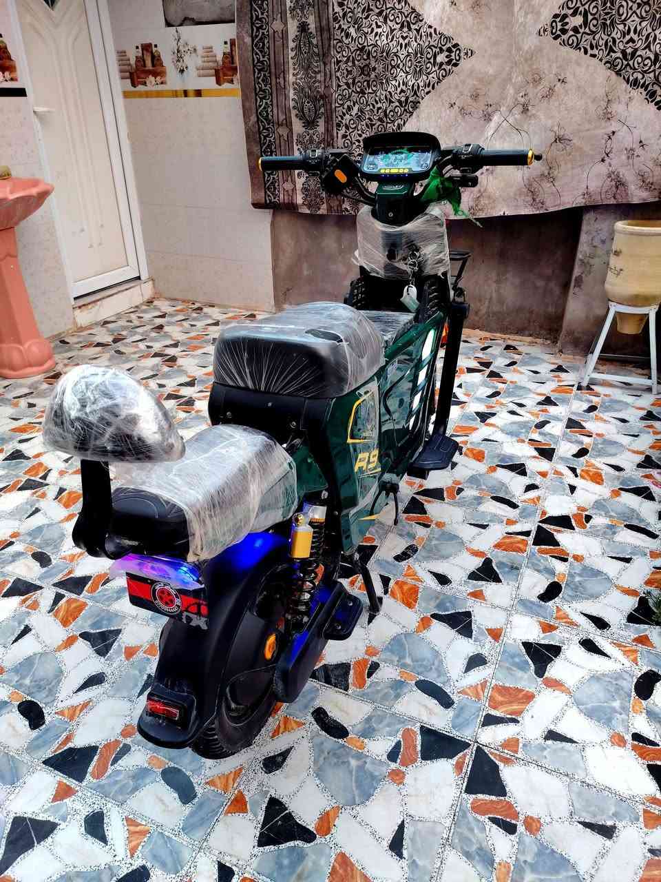 السلام عليكم دراجه شحن زيتوني جديد مستعمل قليل مديل 2026 R9 بطاريات حمر الموقع البصر ابو الخصيب السعر. 650 الف بيها مجال قليل 
للأتصال: ***********
