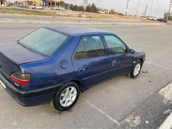 بيجو موديل٢٠٠١
ارم سوران رسمةكة بةشةرتي ئةوةليات
دةعمو ليدراني نيه
بوياغي نيه
توزي كال بونةووة و ساردة كوتي هةية
سةقفو شانةكانيزهيچي پيوة نيه
گيرو مةكينةي بي عةيبة
توندو تولة
كارةباي مةزبوته
 سعري١٧ گةلاو مةجاليكي كةم
*********** بشدار
