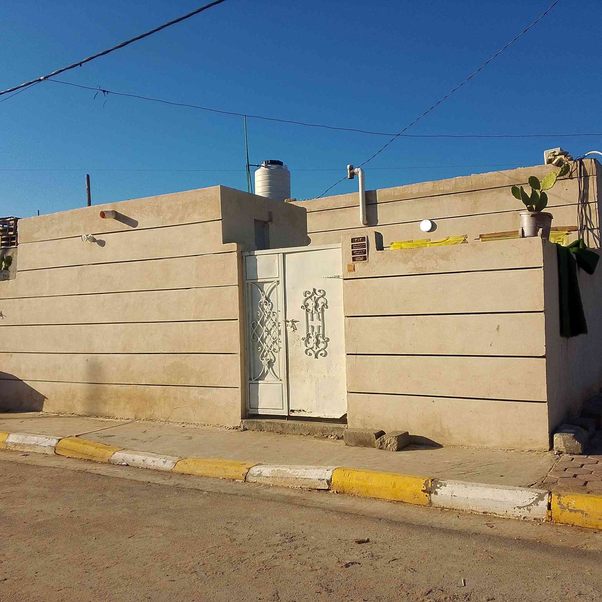 اعاده نشر بسبب الوعود الكاذبة بيت ركن للبيع يتكون من غرفتين وصاله ومطبخ وستقبال وصحيات ومنور داخلي كله شغل درجه اولى بالتجاوز. حي الحسين يم المدارس عتبليط.   هاذ رقمي ***********
