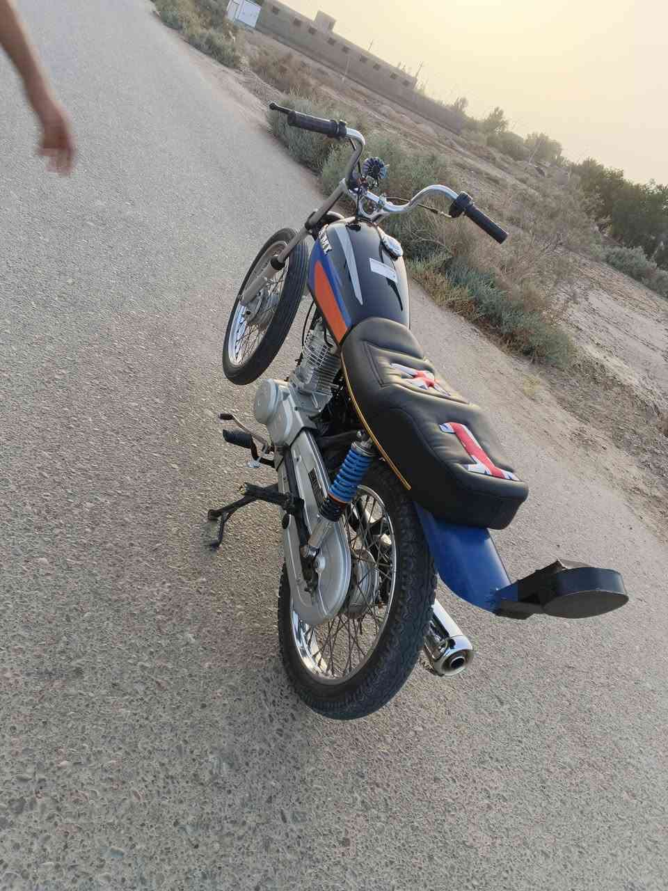 سلام عليكم 

دراجه للبيع.. كلك.. كلك

انطيك بيه شلعه تضل تبطنش بمكانه

مكينه نامه شلامجه 

السعر 500.. وبيه مجال بسيط 

مكان سوق الشيوخ ناحيه الطار 

***********
