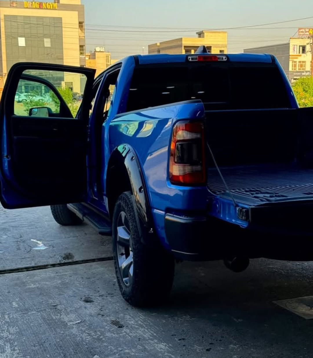 السلام عليكم رام بك هورن للبيع حادث جاملغ وبنيد ماشيه ٢٧معروفه مواصفات البك هورن السعر عند التصال *********** مكاني بغداد
