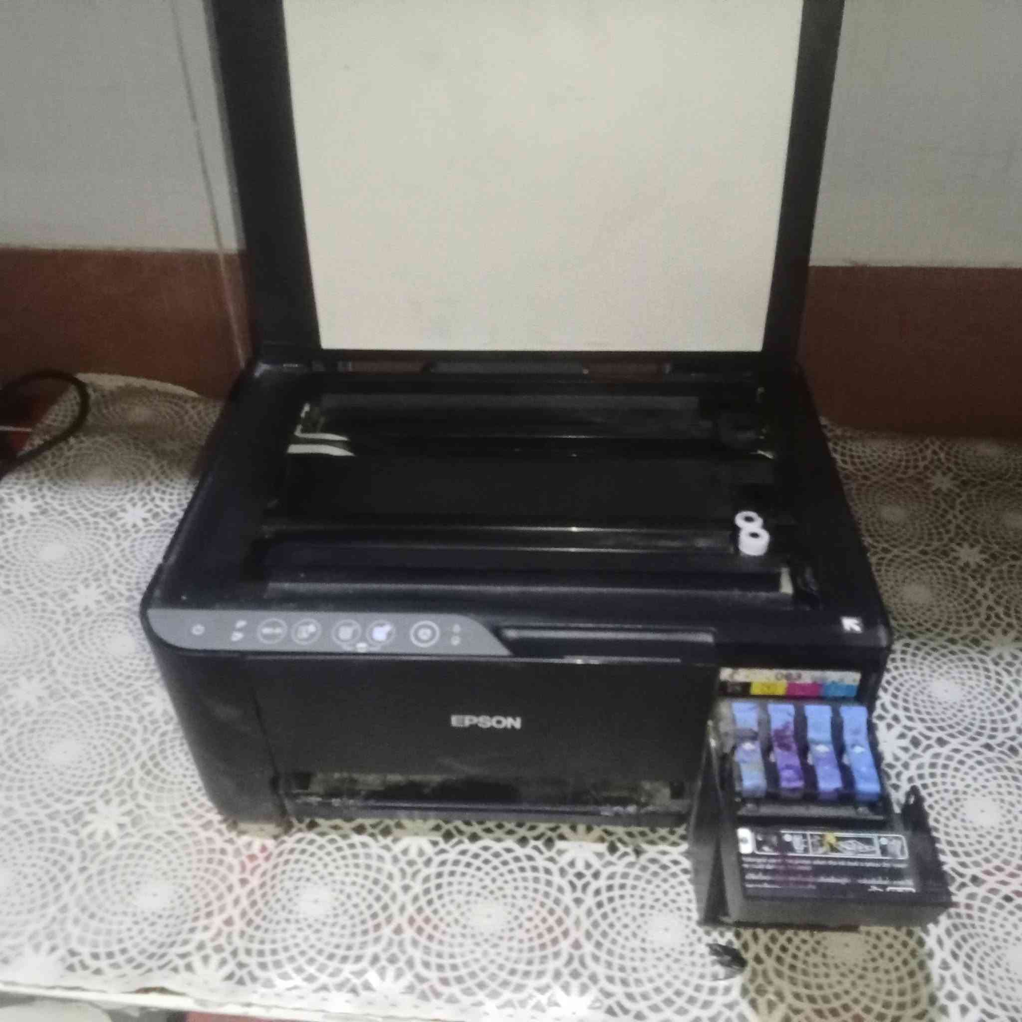 طابعهEPSON
بس جام مكسور
السعر   قيم واخذ قيم مالت الله 
 مكان كركوك بنج علي
رقم الهاتف ***********
