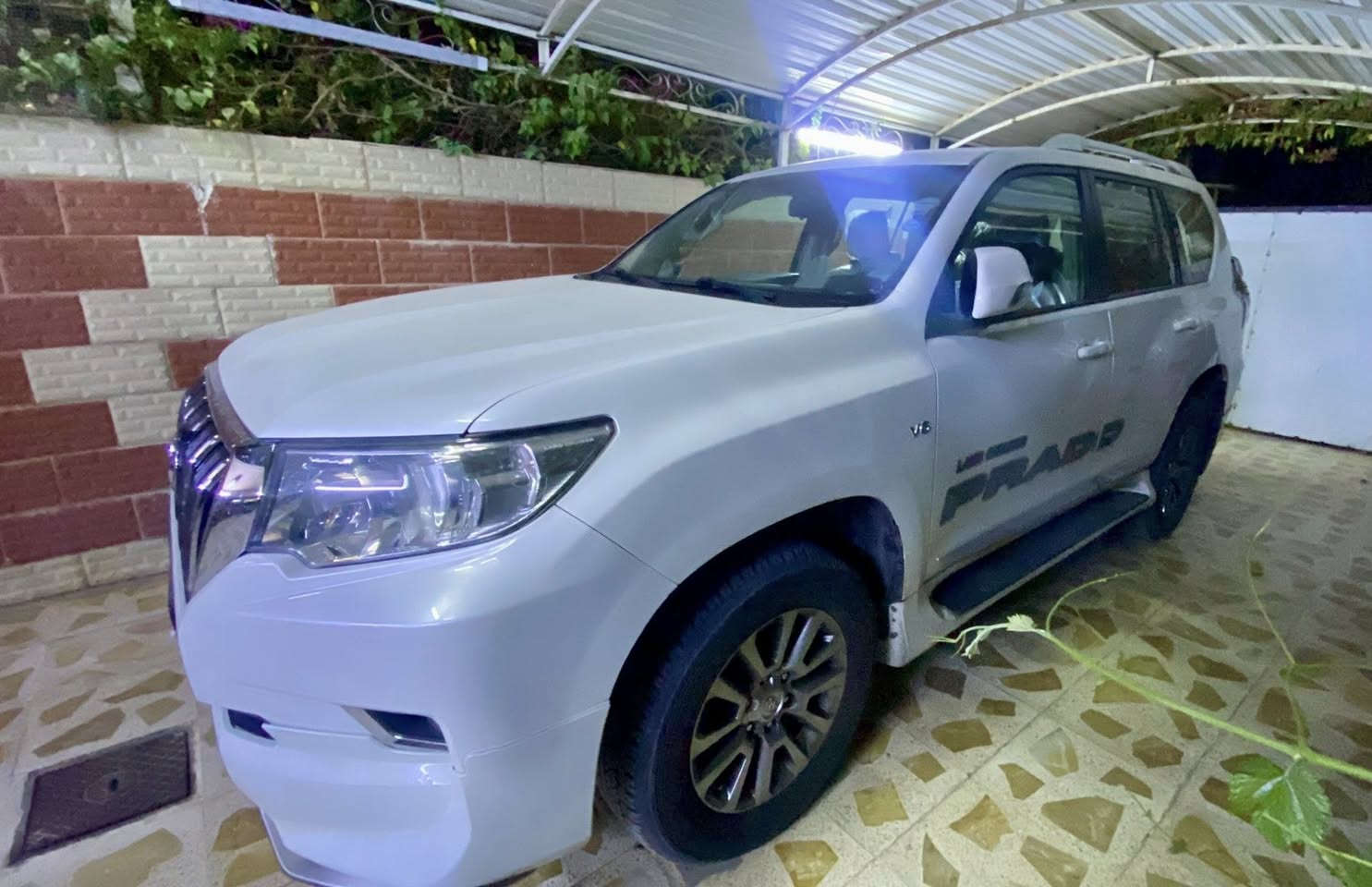 السلام عليكم برادو ٢٠١٩ GXR
ابيض صدفي مكفولة ماعدا رصعتين صغار بالباب الامامي جهة السائق
محرك  ٦ سلندر
دبل تانكي
اربع كامرات
شاحن موبايل وايرلس
حساسات خلفية
شاشات خلف المقعد الامامي
كشنات جلد بلادي
كشنات امامية كهرباء
ممشى السياره ١٤٠ الف كم
السيارة جديدة و كلشي بيه عالبلاد 
وصيانته و تبديل الدهن كله بالشركة
السيارة فول مواصفات ماعدا الفتحة
سعره ٣٩٥ ورقه
والشراي يتصل ويتدلل
***********،
