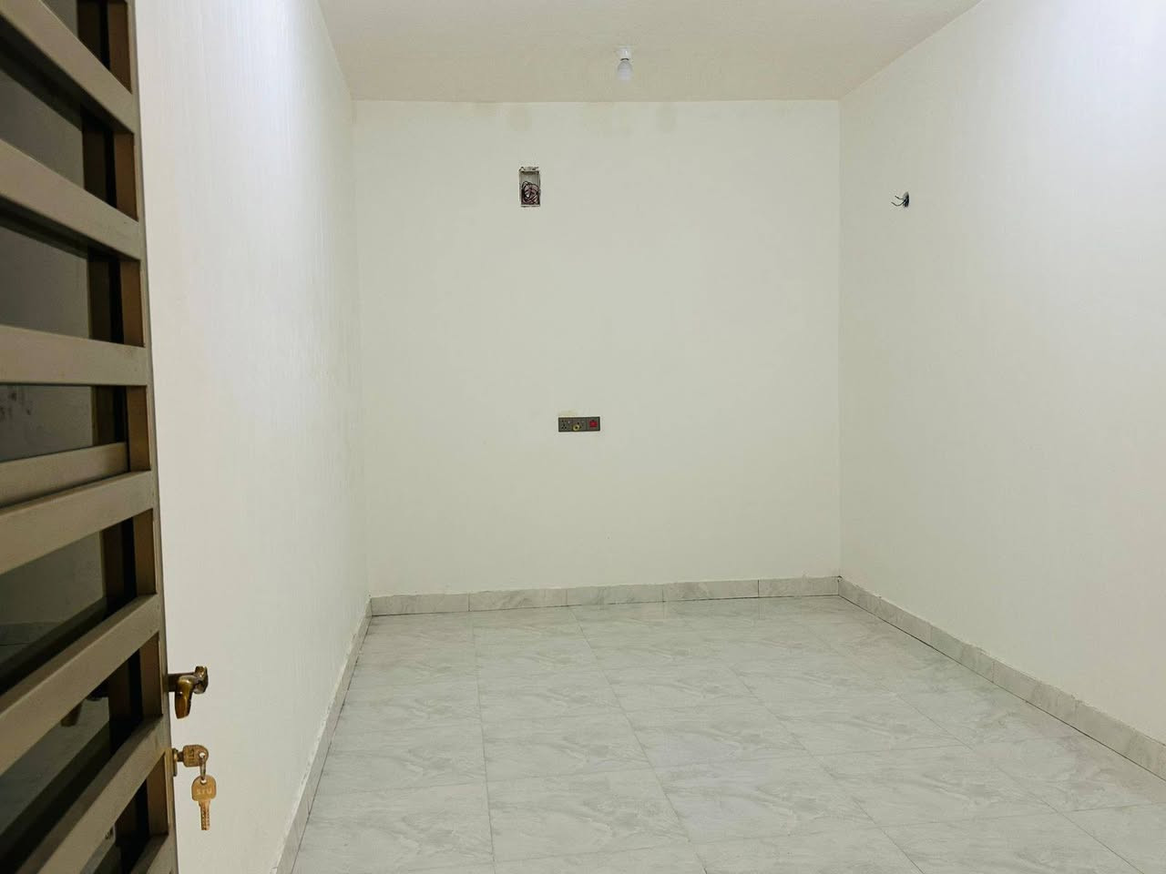 سلام عليكم بيتين ب 4000اسكان الصناعي ثاني بيت عن شارع البوفياض الحولي قريب على مدرسة الحريه  مساحه 120 متر 
سعر الواحد  90 وبيه مجال قليل 
***********
