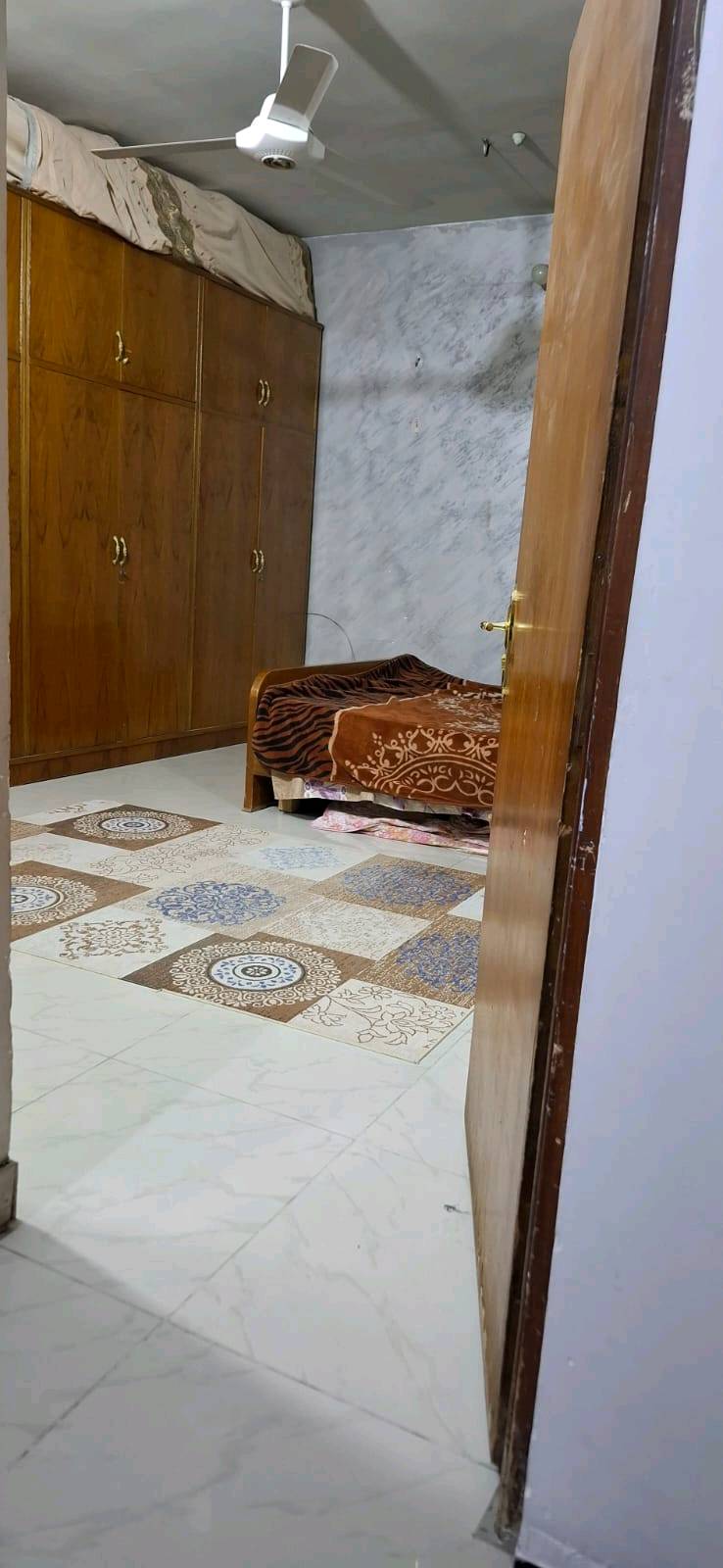 
ما هو موقع البيت بالتحديد؟: 
بغداد حي الرسالة الثانية 
كم مساحة البيت الكلية؟: 
128
هل هناك أي ترميمات أو إصلاحات جديدة؟: 
لا
ما هي التسهيلات القريبة المتوفرة مثل المدارس أو الأسواق؟: 
مدرسة ابتدائية ومتوسطة واسواق وصيدليات
هل السعر قابل للتفاوض؟: 
نعم