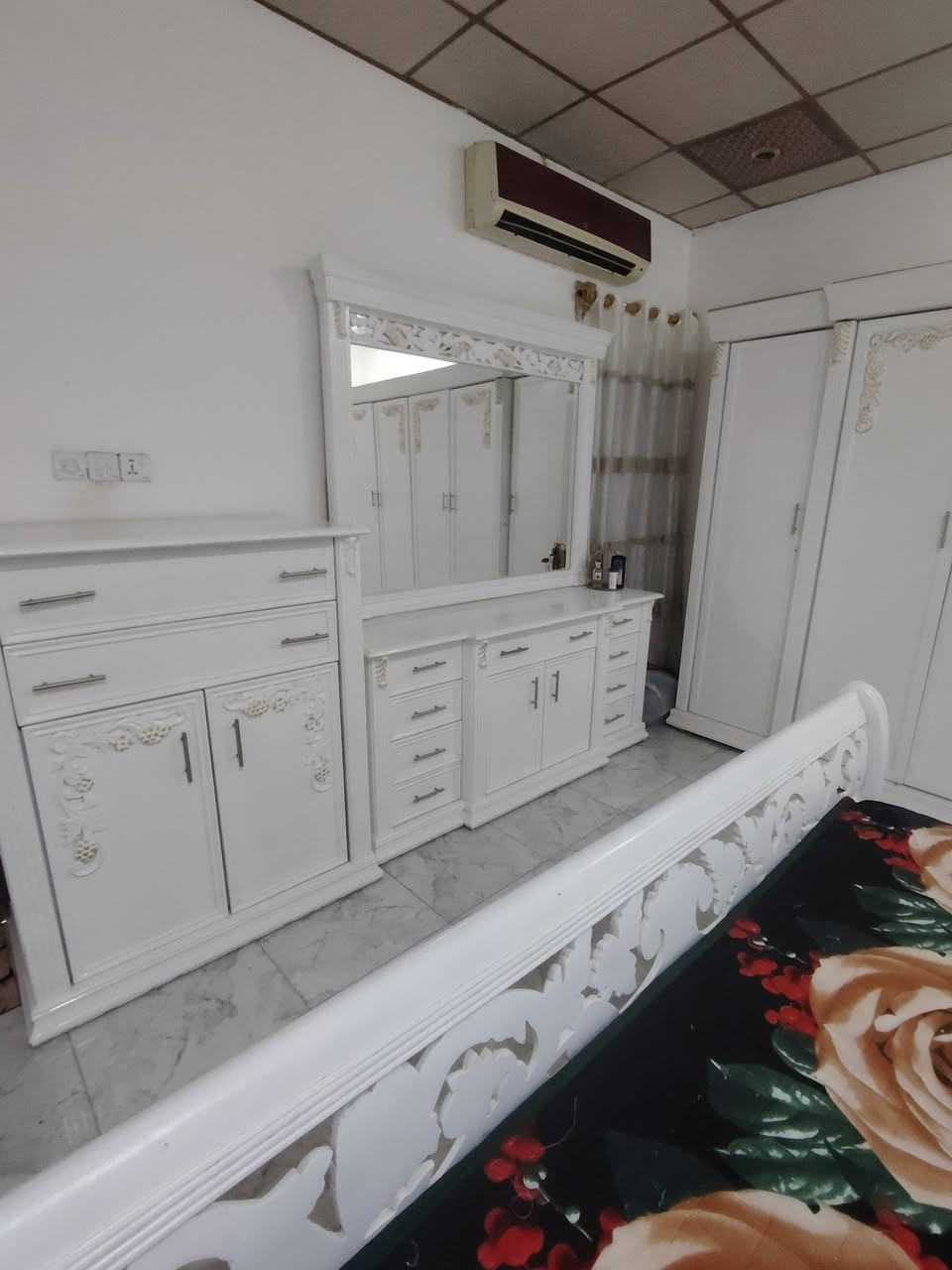 غرفه نوم كويتيه جديده
غرفه نوم كويتيه زلغ مابيهاا مكاني عويسيان شارع القصور
السعر مليون ونص  رقمي ***********
