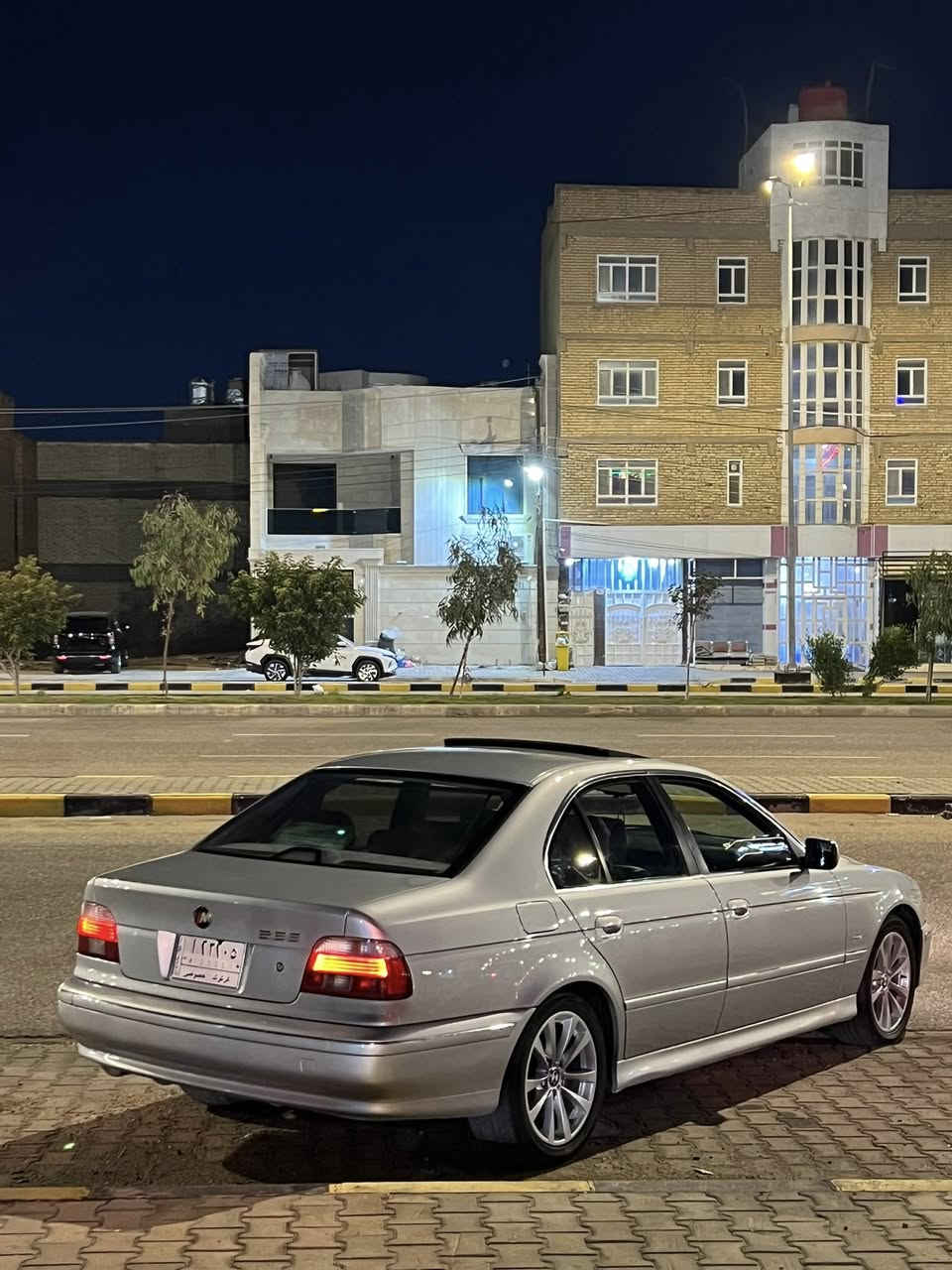 السلام عليكم ورحمة الله.    
للبيع سيارة: BMW E39 528i (صقر)
•الضرر: كفاله ( مصبوغه باليابان )
الرقم : كركوك مدفوع كمرك وضريبه واصل للرقم 

•المواصفات :
▪️السيارة: BMW E39 (صقر)
▪️الموديل: 1996
▪️المحرك: 3.0L ( سته سلندر)
▪️حجم الويل: ويل كب حجم17 مع طقم تايرات بحالة ممتازة
▪️لايتات زنون منضومه كامله عالي وناصي اصل مع حاجب LED مع كشافات دعامية
▪️بصمه 
▪️كشنات السيارة جلد اسود 
▪️تحكم فول كهرباء لكرسي السائق مع الراكب+تشغيل عن بعد
▪️شاشة الدشبول حجم كبير (ايباد) للتحكم بايعازات السيارة
▪️سستم صوت
▪️تحكم ستيرن جهتين بلوتوث وحاكية وكروس سرعة وتحكم صوت 
▪️نظام ABS مانع انزلاق
▪️السياره ما ناقصه برغي اشغل وتطلع ومعروفه مواصفات الBMW 
السعر المطلوب :80 ورقه مع المجال البسيط
 
الاتصال على: ***********
