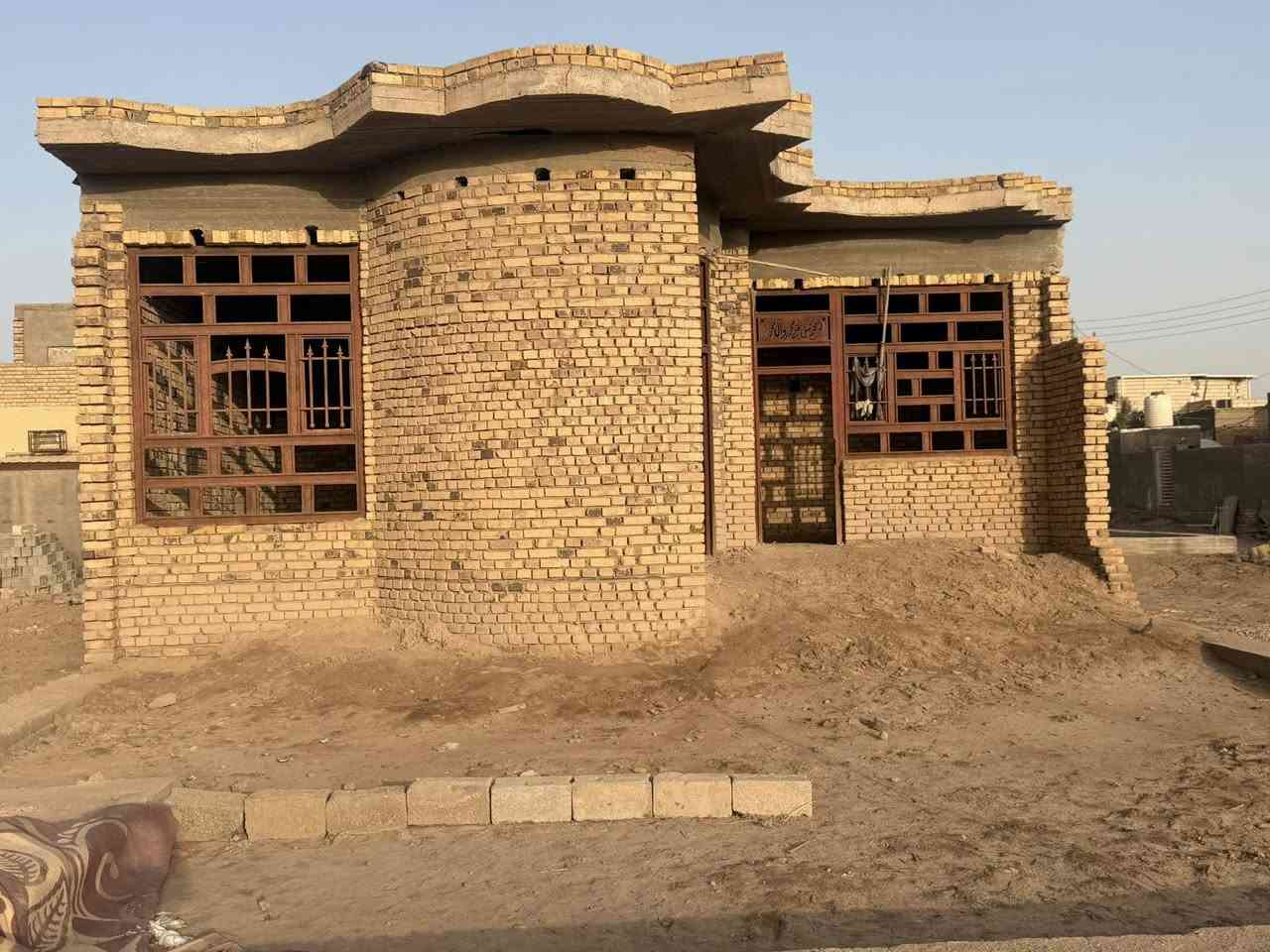 سلام عليكم يوجد هيكل البيع زراعي مساحه 200 متر  نزلت سيد خليل على شارع 30 متر غرف 2 وصاله وستقبل ومطبخ وصحيات دخليه وخارجيه للاستفسار اتصال على 
***********
***********
آبو مرتضى الحسناوي
