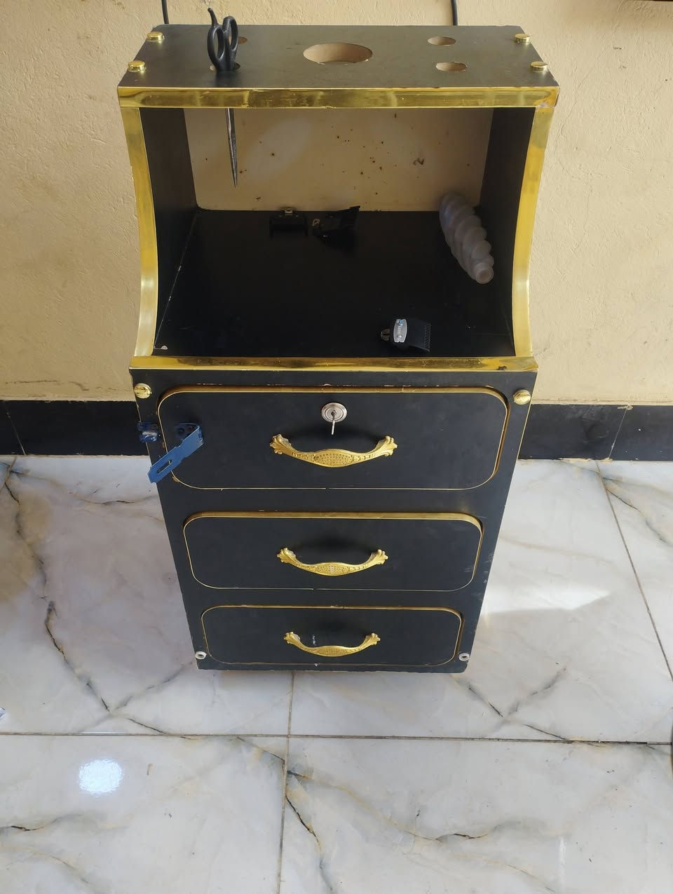 سلام عليكم ميز حلاقه للبيع سعر 40 أو بي مجال ***********
