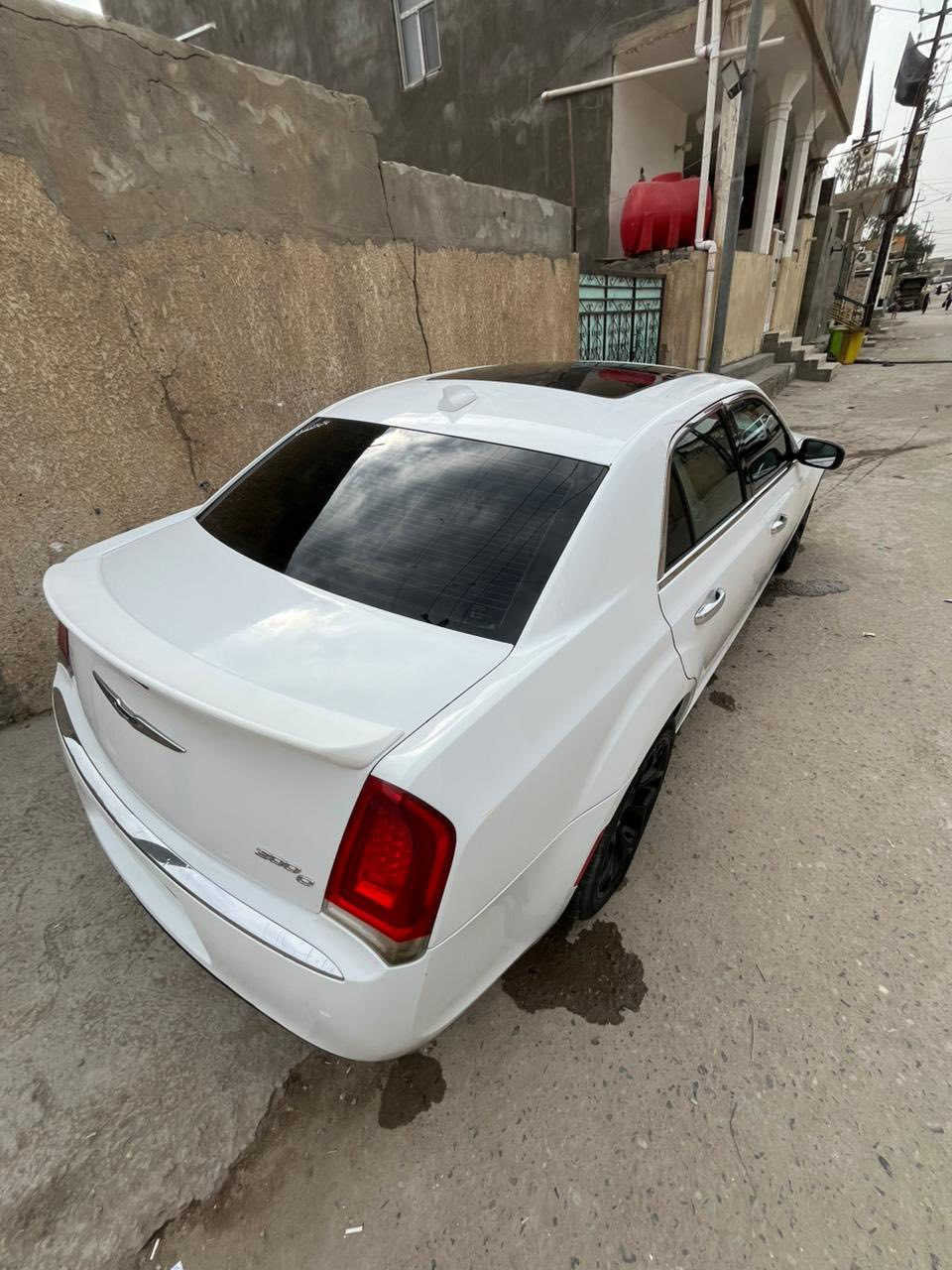 السلام عليكم اوباما ١٦ معلايه ٢٠. سكلايزر  300c. حادث موجود ب الصورا و السونار موجود السياره فول اخر فه السياره جديده كلش و مال بيت ما متعوبا  السعر ١٨٠. مكان البصره.   انه مكلف ب النشر  ***********
