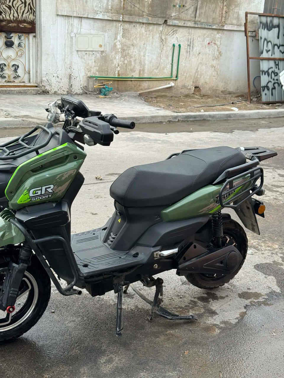 دراجة اباجي شحن سرعة 90حقيقي ملف 3000 حقيقي كلشي يشتغل بيها ولا مبدل اي شي منها بس  الماشة تعديل والله ماغذها ب مليون و500 قفلها مليون واكو بعد غراض موجودة المرايات والكفرالداخلي الي يحمي الباتريات من المطر والطين الدراجة نضيفة ماشية شي قليل موديلها 2025 الرقم  ‏‪‏‪ 0772 105 2342‬‏
