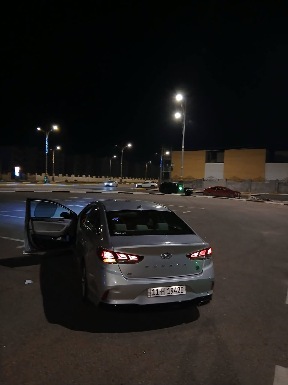 يالله اللهم صلي على محمد وآل محمد السلام عليكم سوناتا للبيع موديل 2018 السياره وارد أمريكي خير من الله مكينه gdi السياره ضرتها من امريكا جاملغ ايمن وشويه من حاجب البنيد والجاملغ الأيسر مرشوش السياره بدون ارباك بدون داخل خير من الله رادار كامره تبريد تدفئه شاشه كير مكينه السياره معروفه مواصفاتها رقمها بغداد دولي السعر اتصل وتدلل غير متواجد في التواصل فقط رقم*********** مكان السياره كربلاء
