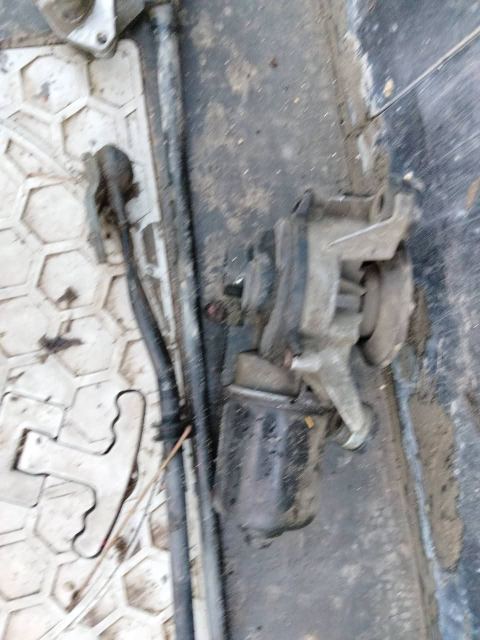 السلام عليكم ذراع ماسحات كورلا 93 مع ماطور ماسحات يسرى للبيع مع بصمه تشغيل عن بعد ***********
