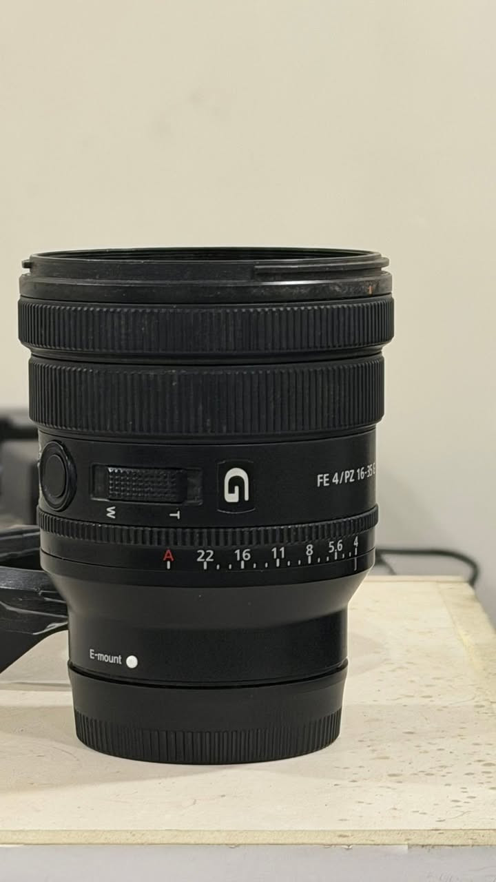 للبيع بسعر 650$ :

Sony FE PZ 16-35mm F4 G

وهي من أفضل عدسات الزوم الواسع المخصصة لكاميرات سوني ذات الإطار الكامل (Full Frame

المواصفات

* الاسم الكامل: Sony FE PZ 16-35mm F4 G
* نوع العدسة: زوم واسع (Ultra Wide Zoom)
* البعد البؤري: 16-35 مم
* فتحة العدسة: ثابتة F4 عبر جميع الأطوال البؤرية.
* التركيب: Sony E-Mount
* التغطية: Full Frame (وتعمل أيضاً على كاميرات APS-C).
* الزوم: Power Zoom (زوم كهربائي) وهو ممتاز لتصوير الفيديو.
* التركيز: Autofocus سريع وهادئ باستخدام محركات Linear Motors.
* مانع اهتزاز: لا تحتوي على مثبت بصري (OSS)، وتعتمد على مثبت الكاميرا إذا كان موجوداً.
* مقاومة للعوامل الجوية: نعم (مقاومة للغبار والرذاذ).
* قطر الفلتر: 72 مم.
* الوزن: حوالي 353 غراماً فقط، وهي خفيفة جداً مقارنة بعدسات 16-35 الأخر


**إذا كنت صاحب هذا الإعلان وتريد حذفه لأي سبب، رجاءا أرسل رسالة إلى الدعم الفني**