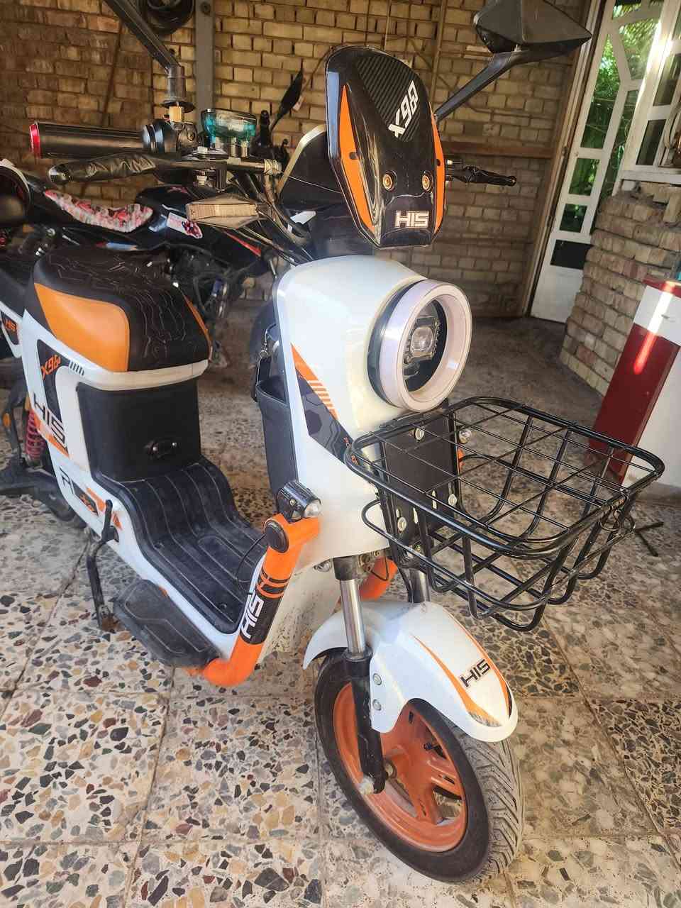 دراجه شحن اخت الجديدة
HIS 
مواصفات 
خمس بطاريات 32امبير HIS 
العقل رياضي 
الملف 2000wرياضي 
بركاته دسك هايدروليك 
ثلاث انضمت تشغيل
زينون عالي ناصي 
اشاير امامي خلفي 
تايرات جدد
سلة 
بلوتوث 
4سرع
خوذة اصلية وياها مكاني بغداد البلديات 
*********** 
525 وبيها مجال للشراي اتصل وتدلل
