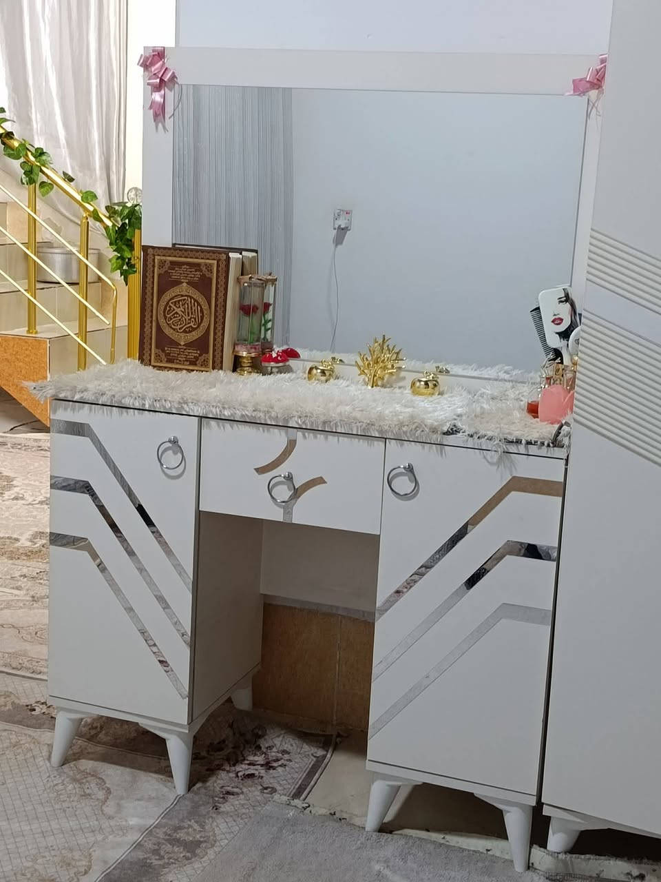 غرفە النوم للبیع
مکون من ٦ قطع ***********
