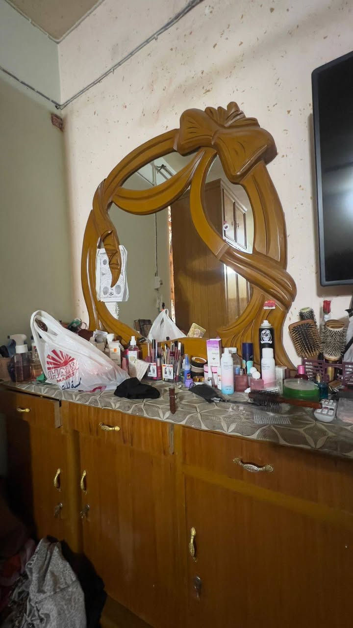 السلام عليكم اغراض مناسبة كلش وجوة السوك  بسبب انتقال الدار اخر بوفية بابين و ٣ابواب طباخ كاونتر عملاق ساحبة اوفن ثلاجة ميز تواليت ميز تركي وبعد عدهم غراض  رقمهم ‏‪***********‬‏ نجف حي المكرمة
