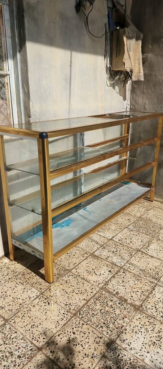 السلام عليكم ميز جام خانه المنيوم للبيع نظيف طوله مترين تقريبا سعرة 150 وبيه مجال بسيط مكاني أبو رمانه متواجد خاص او اتصال ***********
