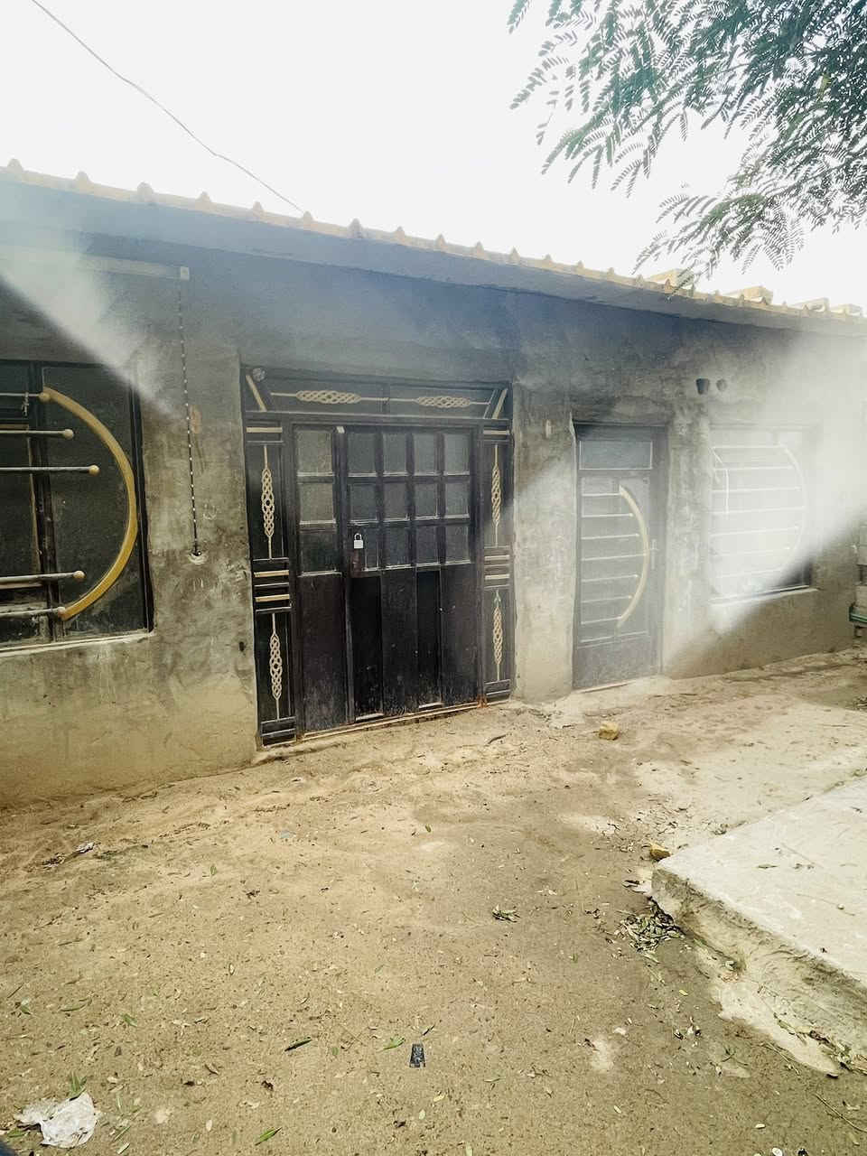 السلام عليكم دار زراعي للبيع مشمول بقرار 320 مبني قبل القرار المساحه 155متر يحتوي على غرفتين نوم صاله مطبخ البناء بلوك السقف سندويج قطرت ماي مايعبر مضبوط كامل ماي كهرباء العنوان الكوفه البراكيه خلف جامع الخزاعل السعر 12مليون بي مجال للاستفسار ***********
