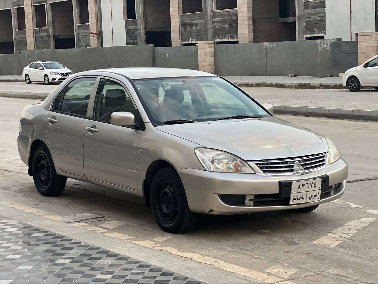 لانسەر 2008 
یەک دەستە لە سفریەوە تا ایستا تەنها 200 کم ڕۆیشتووە 
هیج خەلەلیک و نەقسانی نییە 
تایەی تازەیە و گێر و مەکینەی نەکراوەتەوە و تەقە و رەقەی نییە و بەخار و سەرف و سەوتی تیا نییە 
‎ چوار پارچەی لەسەر ساغی و کالبونەوە بۆیاخە بەبی ناوگرتن و بەبی هیچ شتێ
نرخی 74 گەلا و کەمیک مجال
شوین سلیمانی 
*********** السليمانية, العراق
