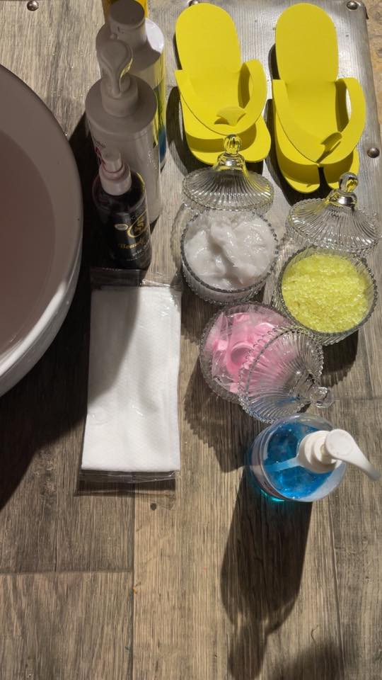 عروض لفتره محدوده
اكرلك ودزاين 25 

تنظيف قدم 7 

جلش مع سترونك 20 

جلش قدم مع تنظيف اللحميه 15 

ازاله اكرلك 5 

ازاله جلش 3 

حي القاهره الصناعه الشارع العريض 

صالون هيلين 

حجز على تليفون ‭0777 144 4843‬
