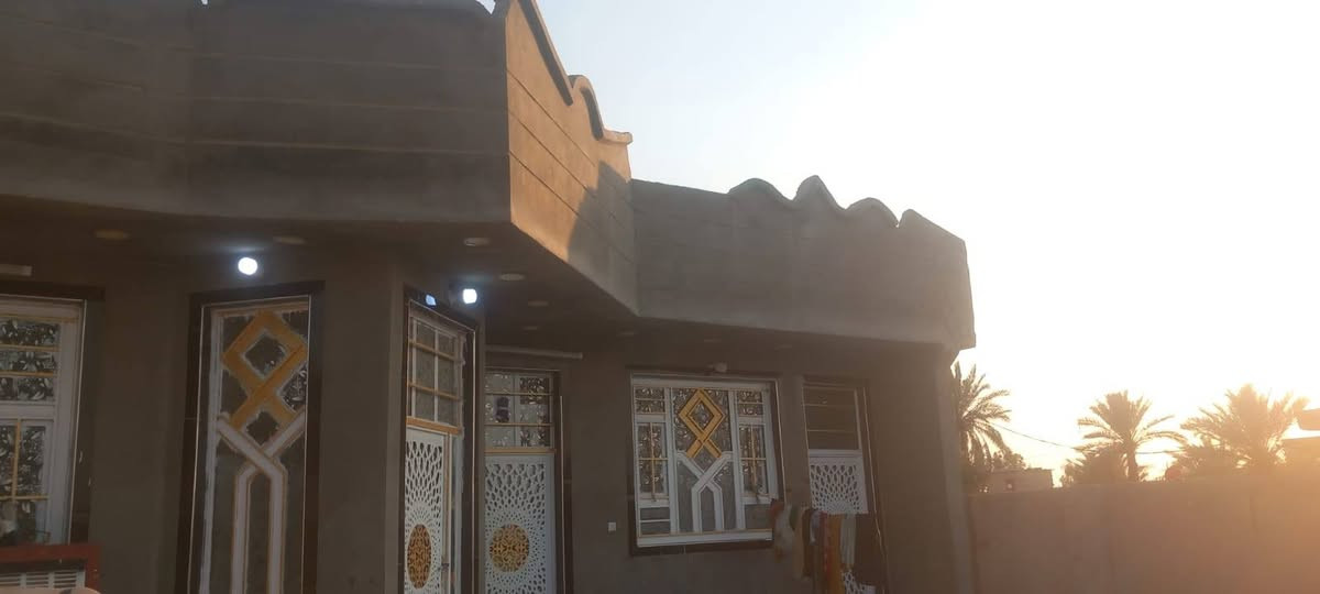 ياالله السلام عليكم بيت للبيع منطقة الكرامة وجه شارع العام طريق كوت بغداد
المساحة الكلية 500 متر مساحة البناء 220 متر بناء طابوق جمهوري
كامل خدمات تبليط لباب البيت
للاستفسار الاتصال على ***********
***********
