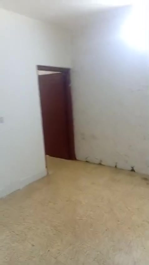 السلام عليكم شقه طابق اول تحتوي على غرفه وصاله ومطبخ وصحيات 
موقعها الدوره شارع مصافي حي اسيا شارع البريد 
ايجارها 350 الف عوائل
مكتب الكرم ***********
