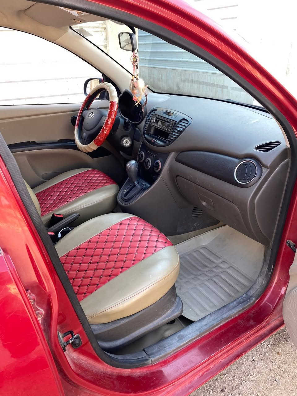 للبيع  هونداي i10  موديل 2015 نظيفة جدا
محرك 4 سلندر 
تبريد وتدفئة
غرفتها جديدة + دوشمة 
تخم تاير جديد
صدر على وضع الشركة
السياره كلها على وضع الشركة
ماشية 31 الف يعني جديدة
…
هاتف ***********
واتس ***********
السعر 85$ وبيها مجال بسيط
