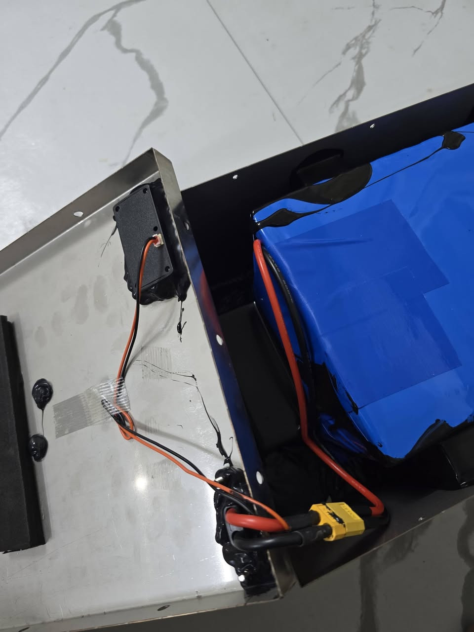 السلام عليكم
بطارية ليثيوم مستخدمة للبيع 
72 فولت وتقرة بالشاشة 84 فولت الامبيرية مالتها اعتقد 20 امبير ما متأكد شكد بالضبط بيها شاشة تطلع الفولتية ونسبة الشحن
وهذا وزنها ويا الغلاف مالتها 
تقريبآ تعتبر نص عمر ، المسافة الي تقطعها 30 الى 35 كيلو وعن تجربة فعلية بالويز 
وياها شاحنة مالتهة وجوزة 
السعر 》 250 الف 
مكان 》بغداد - الموال 
ما عندي توصيل
واتساب : ***********
