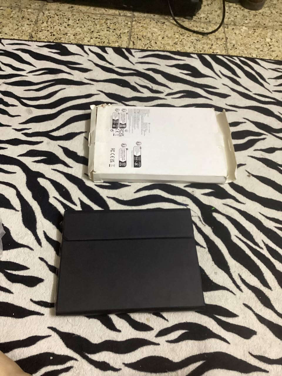 هذا الجهاز هو حافظة كيبورد بلوتوث ذكية (Bluetooth Keyboard Case) مخصصة لأجهزة الآيباد أو التابلت، وتحديداً للأحجام التي تتراوح بين 10.9 إنش و 11 إنش (مثل iPad Air أو iPad Pro 11).
تفاصيل القطع الموجودة في الصور:
1. الحافظة (Case): مصنوعة من الجلد الصناعي وتحتوي على مكان مخصص لوضع القلم.
2. الكيبورد (Keyboard): كيبورد لاسلكي قابل للفصل، يحتوي على لوحة لمس (Touchpad) للتحكم بالماوس.
3. وصلة شحن: كابل USB لشحن بطارية الكيبورد.
امانة اللّٰـه جديد بس الكارتونه تعبانه لانه مضموم 
سعره ٣٠ مع التوصيل بغداد, العراق


**إذا كنت صاحب هذا الإعلان وتريد حذفه لأي سبب، رجاءا أرسل رسالة إلى الدعم الفني**