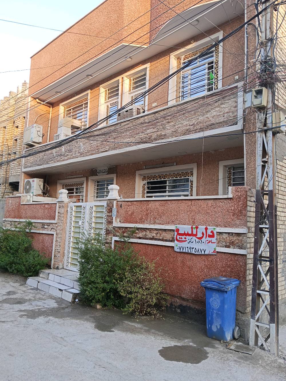 بيت سند 25 اصولي مساحه 100م مربع ركن طابقين الطابق الاول معزول باب فرعيه يتكون الطابق ارضي من غرفه 4*3 وصاله5*5 كبيره ومطبخ 6*6كبير وحمام 3*3 وصحيات خارجيه و الطابق الاول يتكون من غرفه 4*5وصاله5*5 ومطبخ6*5 كبير وحمام 3*3منطقه السريدات المربع الثالث للستفسار اتصال على رقم الهاتف ***********