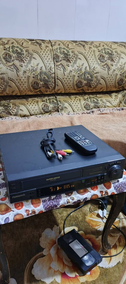 السلام عليكم .
جهاز فيديو كاسيت ماركة باناسونيك ياباني اصلي ( ابو المزولة ) نوع قديم و ثقيل نظافة ممتازة . بلادي بدون تصليح .شغال بالكامل .
استيراد الكويت .
4 هيد صورته جدا ممتازة .
تصفية اوتوماتيكية للصورة .
يشتغل علئ جميع الانظمة .مولتي سيستم  
عرض و تسجيل .
 (مع الجهاز ريموت الاصلي وكيبل كهرباء وفيشة عرض للشاشة ) 
الجهاز فقط بالواجهة البلاستك فطر صغير بسبب النقل ...مو يم شغل الجهاز نهائيا .
سعر الجهاز  ٦٠  الف نهائي نهائي رجاءا .
اي استفسار او مراسلة موجود خاص او 
*********** البصرة .موجود توصيل شركة .
