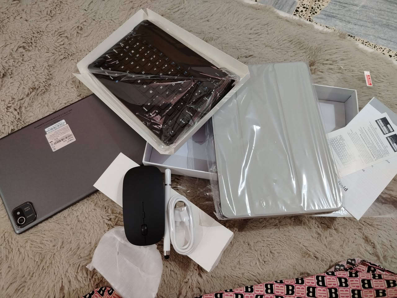 Teclast T40 
📱 الشاشة: 10.4 بوصة IPS بدقة 2000×1200 (2K)
⚙️ المعالج: Unisoc Tiger T618 ثماني النواة
🧠 الرام: 8 جيجابايت
💾 التخزين: 128 جيجابايت مع دعم microSD
🤖 النظام: Android 11 (قابل للتحديث حسب الإصدار)
📷 الكاميرا الخلفية: 13 ميجابكسل
🤳 الكاميرا الأمامية: 8 ميجابكسل
🔋 البطارية: 8000 mA
حوالي 40 فريم بوبجي 
📶 يدعم Wi-Fi، ونسخة 4G تدعم شريحتي اتص
السعر:175  الف وبي مجال

بغداد حي العامل الاتصال ***********
***********
