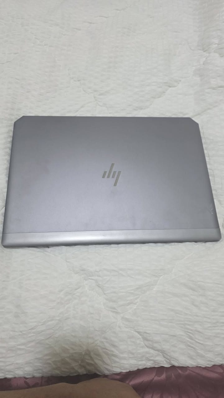 سلام عليكم لابتوب hp Zbook Workstation
💻 المواصفات:
المعالج: Intel Core i7-9850H (جيل تاسع – أداء عالي)
الرام: 16GB DDR4 بسرعة 2600MHz
كرت الشاشة:
داخلي Intel UHD (حتى 8GB مشاركة)
خارجي NVIDIA 4GB
الخزن: SSD M.2 بسعة 256GB (سريع جدًا)
النظام: Windows 11 Pro 64-bit
الشاشة: تدعم اللمس (Touch)
🔧 قابل للتطوير:
إضافة رامين إضافيات
إضافة هارد SSD بحجم 2.5 أو 3 إنچ
الملحقات: موس احترافي و شاحن و جنطة 
⚡ مناسب للأعمال الهندسية، التصميم، والبرامج الثقيلة و الالعاب 
السعر  ٦٠٠ الف
للتواصل ‏‪***********‬‏
