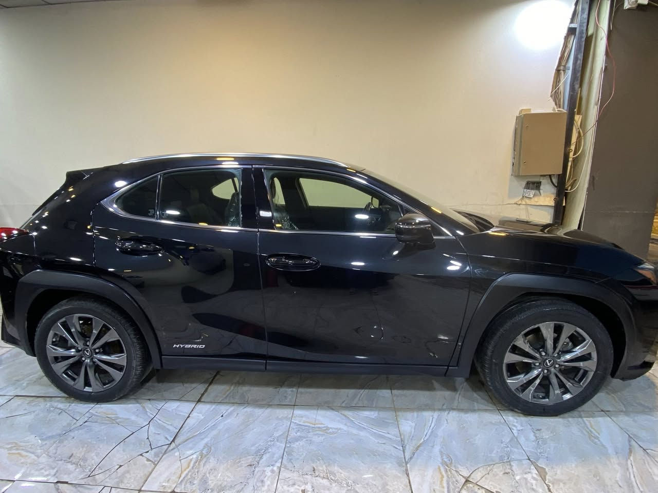سلام عليكم Lexus ux250h f sport
مديل 2021

فول مواصفات للاخير 

سقف بانوراما 

رادارامامي 

رادار جانبي 

توقف ذاتي 

تحكمات ستيرن 

شاشة اندرويد اوتو وكار بلاي 

نقطة عمياء 

قيادة ذاتية 

تحديد مسار 

تحديد سرعة 

انضمة قيادة /eco/Normal/sport

كشنات تدفئة تبريد 

تحكمات كشنات كهربائية 

مري تدفئة 

مانع تزحلق 

وبعد هواي مواصفات بيهة 

السيارة ماشية ٤٦ كيلو متر

وارد امريكي  والسيارة نضام هجين يعني /محرك بانزين ومحرك ثاني كهرباء والسيارة جداً اقتصادية 

‎حادث سياره قطعتين  مو قوي وبدون ايرباك سيارة قوية واعتمادية واكو تفاصيلهة بل يوتيوب فقط اكتب اسمهة وينطيك مراجعة كاملة 

عنواني بغداد السيديه 
***********
