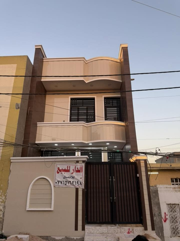 دار للبيع مساحة ١٠٠ متر حي البساتين حي السلام البيت طابقين يحتوي على 3 غراف نوام 3 صحيات مدخلين صالى كبير استقبال بيتونه كبيره  سطحين لاستفسار ***********
